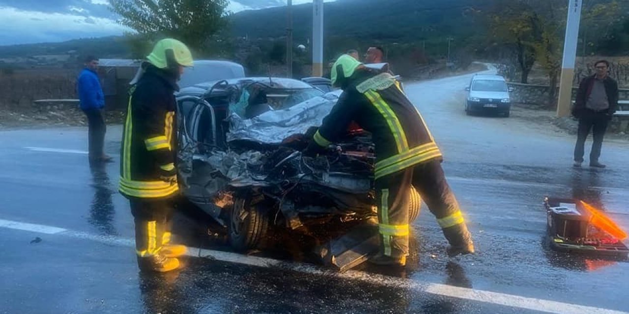 Otomobil kamyonete arkadan çarptı: 1 yaralı