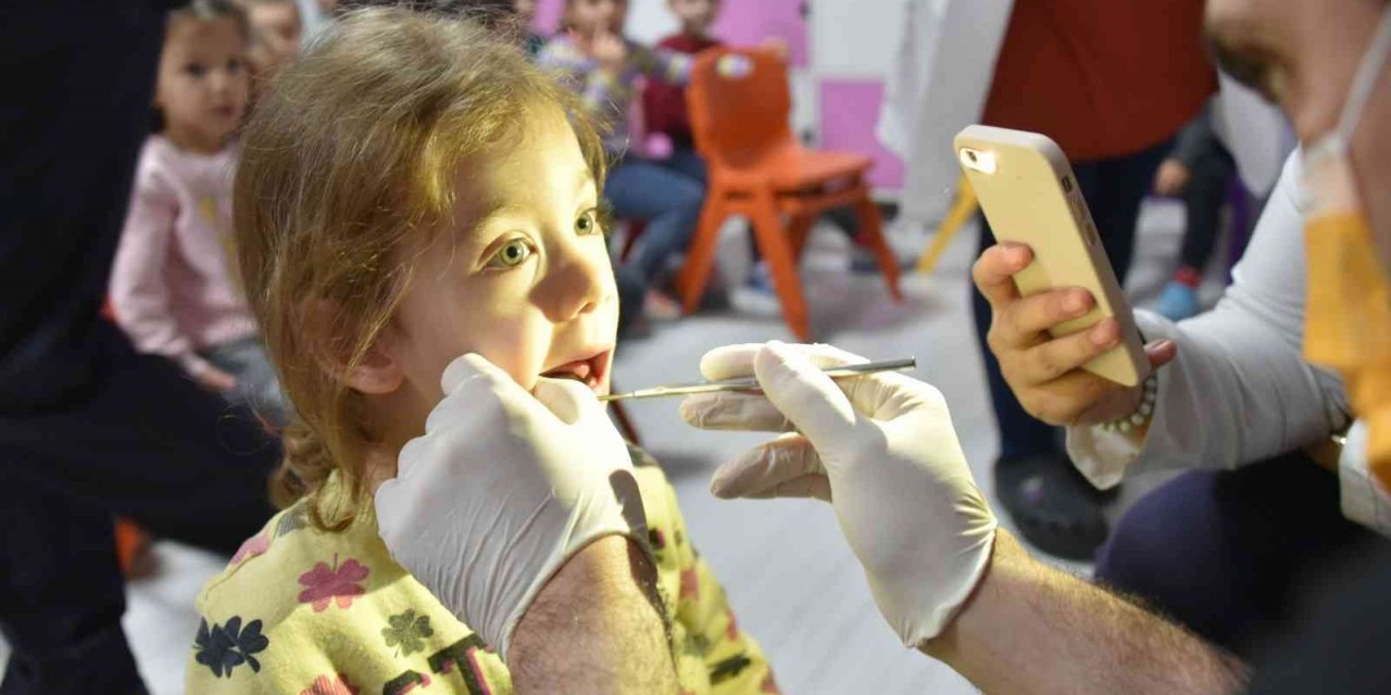 Yunusemre’de miniklere ağız ve diş sağlığı taraması devam ediyor