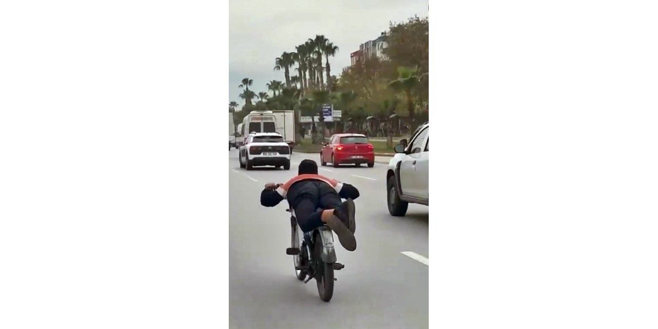 Motosikleti yüzüstü yatarak kullanan gencin görüntüleri tepki çekti