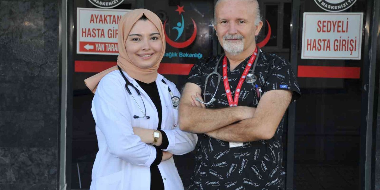 Baba kız aynı hastanede şifa dağıtıyor