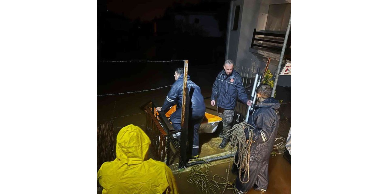 Büyükşehir ekipleri 45 konut ve 40 işyeri su baskınına müdahale etti