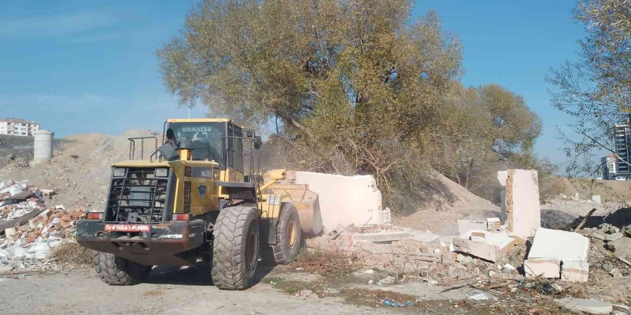 Pursaklar metruk yapılardan arındırılıyor