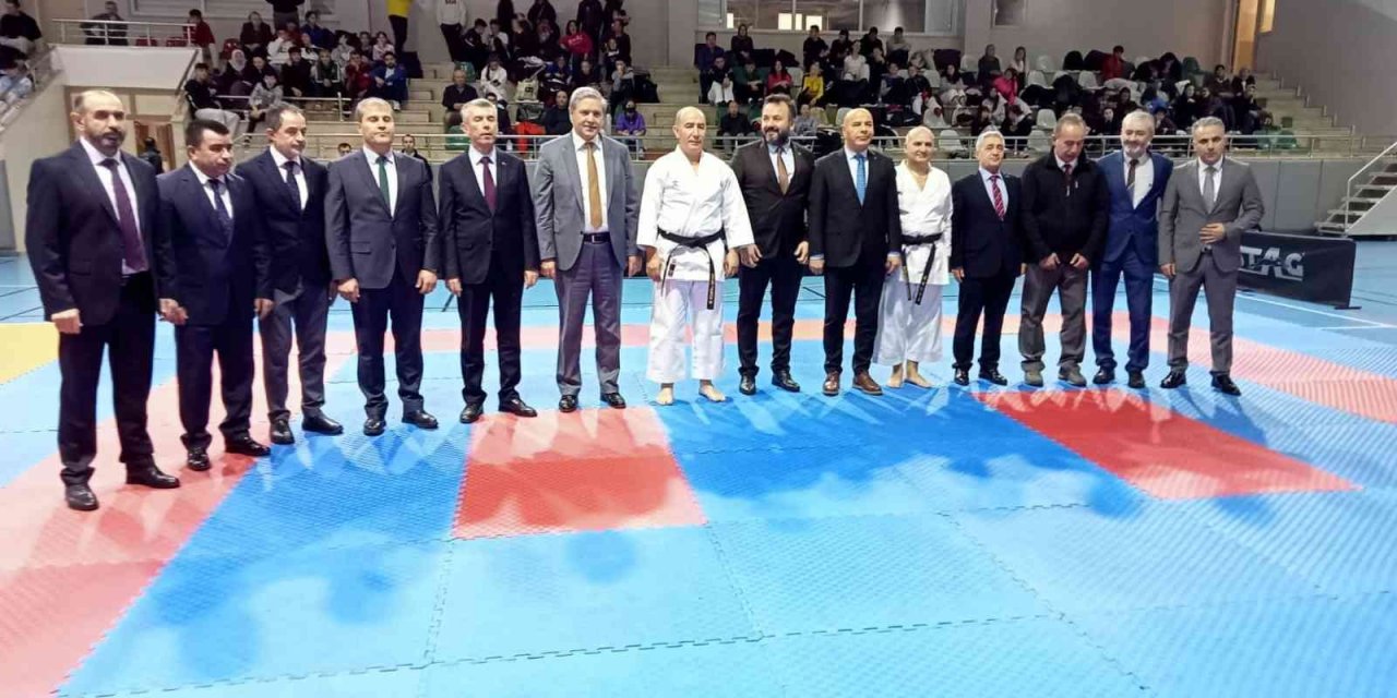 Ankara Valisi Şahin’in yardımcılarından Namık Kemal Nazlı ile Mustafa Erkayıran, karatede siyah kuşak sahibi oldu