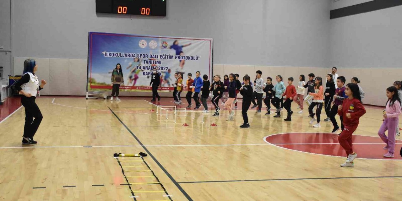 İlkokul öğrencileri Beden Eğitimi derslerini antrenör eşliğinde yapıyor