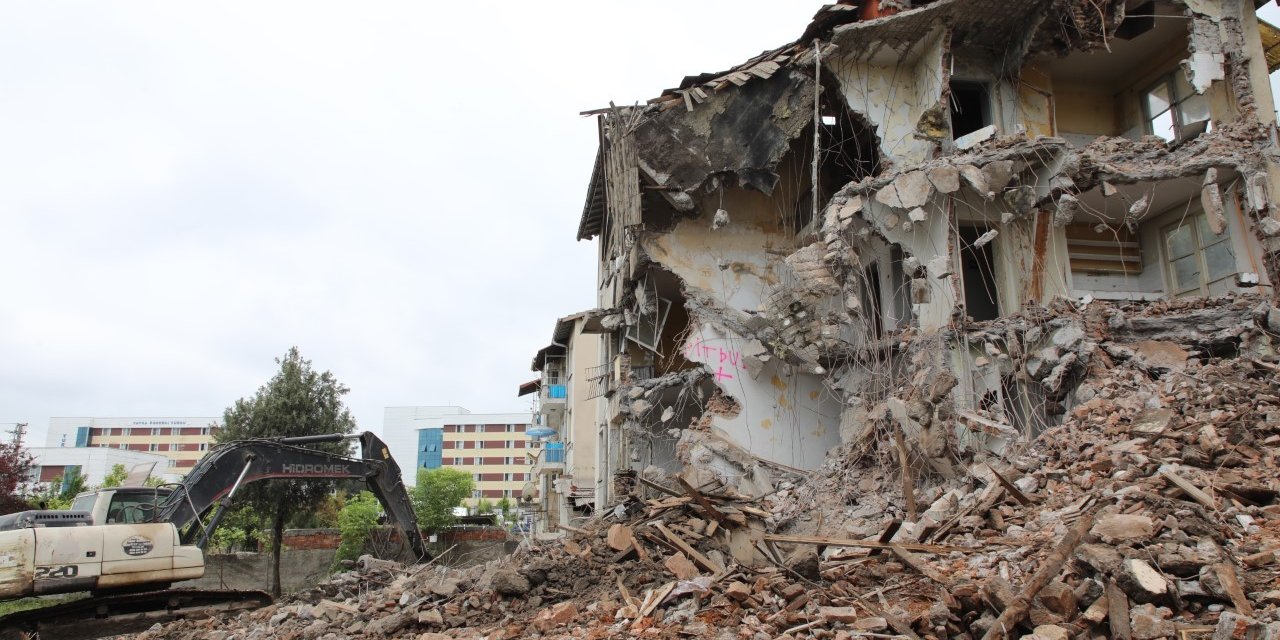 Başkan Kibar: "Yaptığımız yıkımlar ile ilçemizi estetik ve modern görünüme kavuşturacağız"