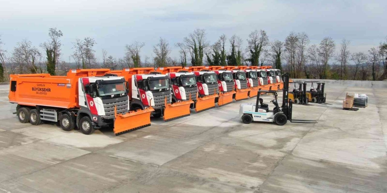 Büyükşehir araç filosuna 60 kar paletli kamyon ile 4 forklift iş makinesi