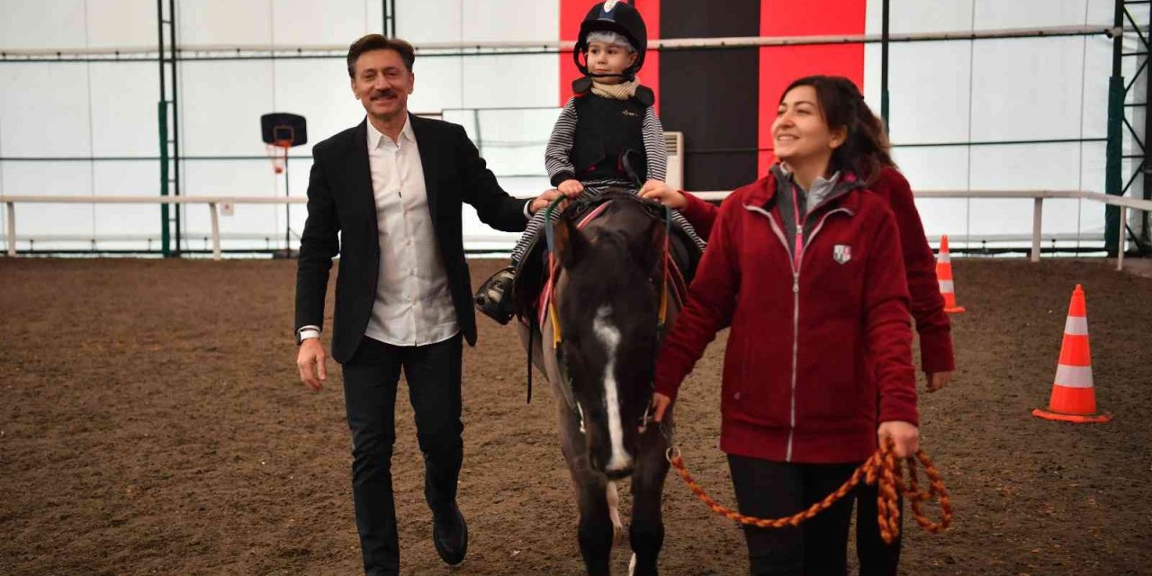 Bahçelievler Belediyesinden özel çocuklara “At’la Terapi” hizmeti