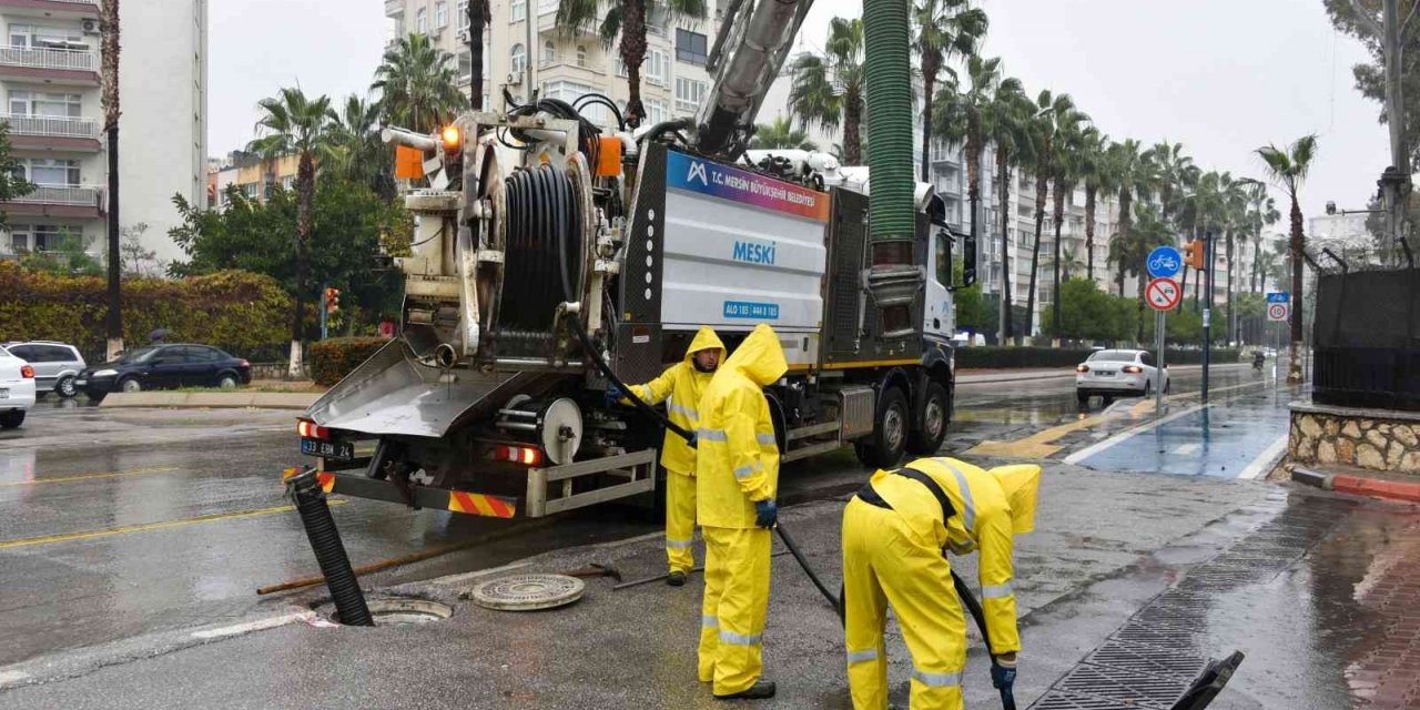 Mersin’de belediye ekipleri sel riskine karşı teyakkuzda