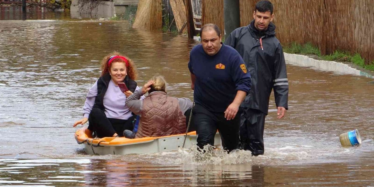 Fethiye’de birçok evi su bastı, mahsur kalanları itfaiye ekipleri kurtardı