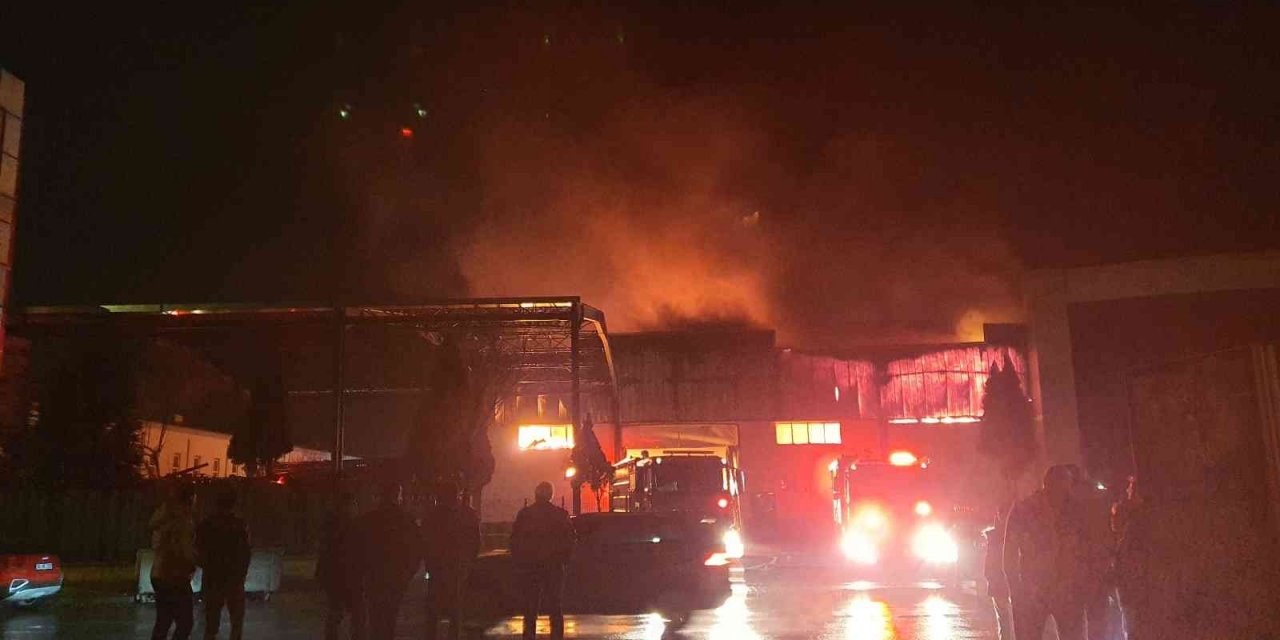 Kayseri’de çelik kapı fabrikasında büyük yangın