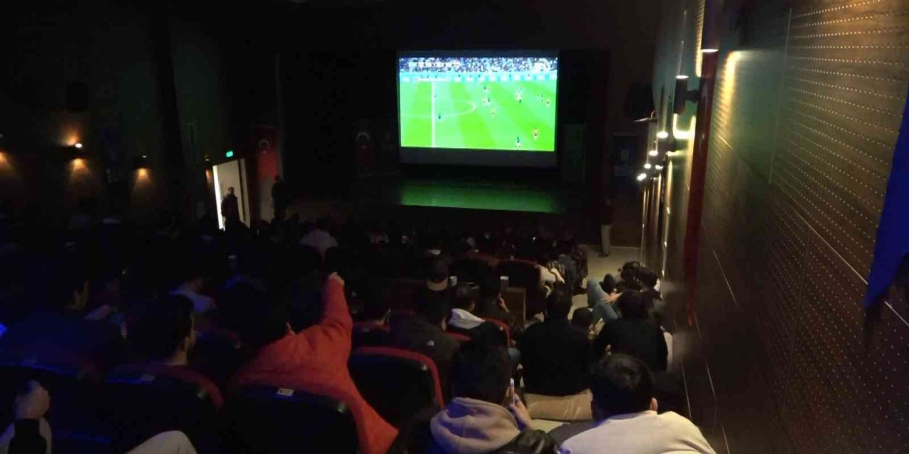 Başkan Aktaş, Dünya Kupası heyecanını gençlerle yaşadı