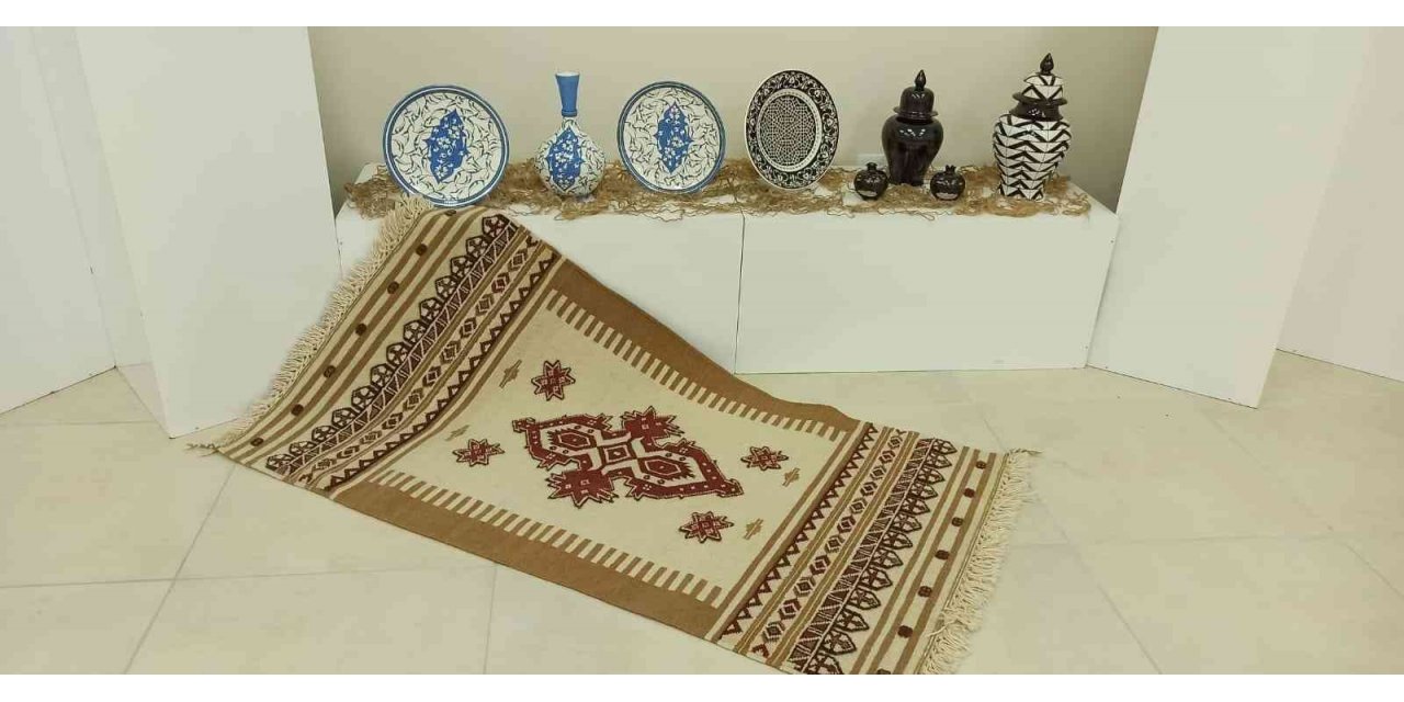 “Soğanlı kabartma halıları” Bayburt halkı ve misafirlerin beğenisine sunuluyor