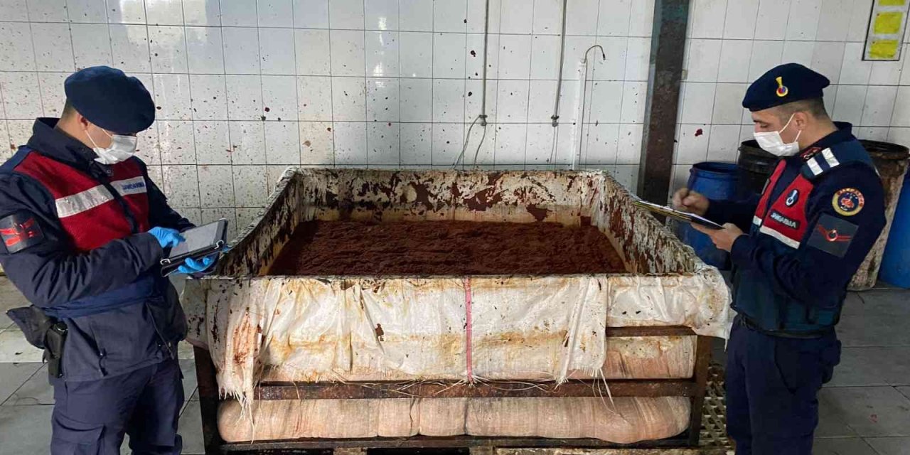 Besi çiftliğinde sağlıksız koşullarda ürettikleri salçayı vatandaşa yedireceklerdi