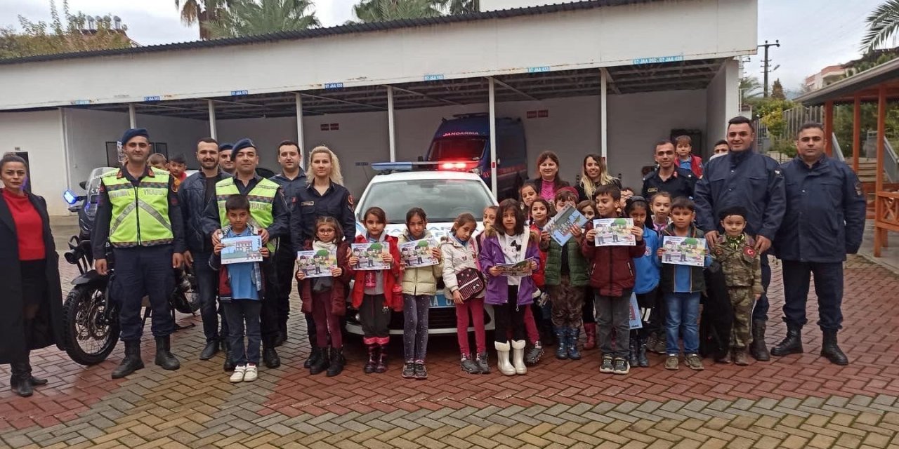 Gazipaşa’da jandarmayı ziyaret eden öğrencilere trafik eğitimi verildi