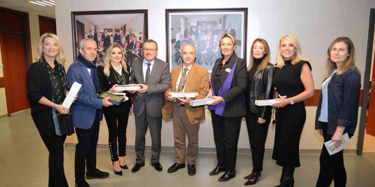 Tiyatro oyununun gelirini Tıp Fakültesine bağışladılar