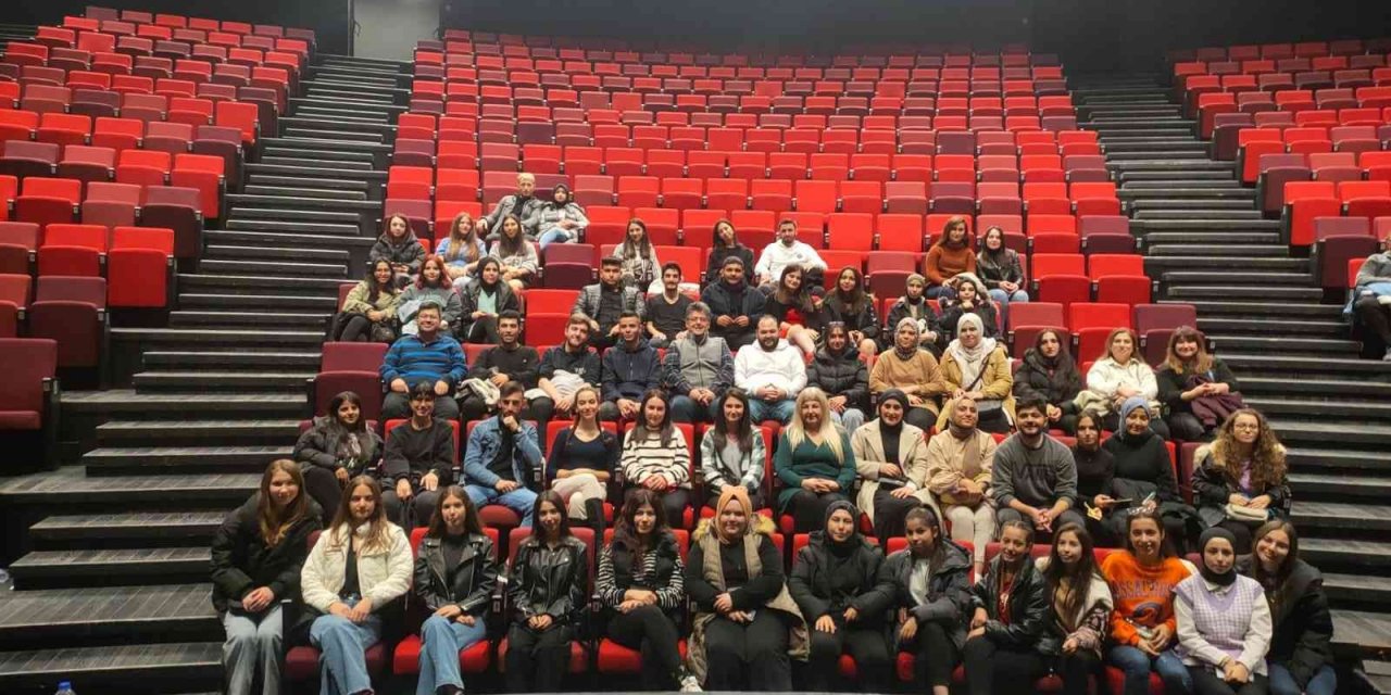 Öğrenci ve akademisyenler ’39 Basamak’ı izledi