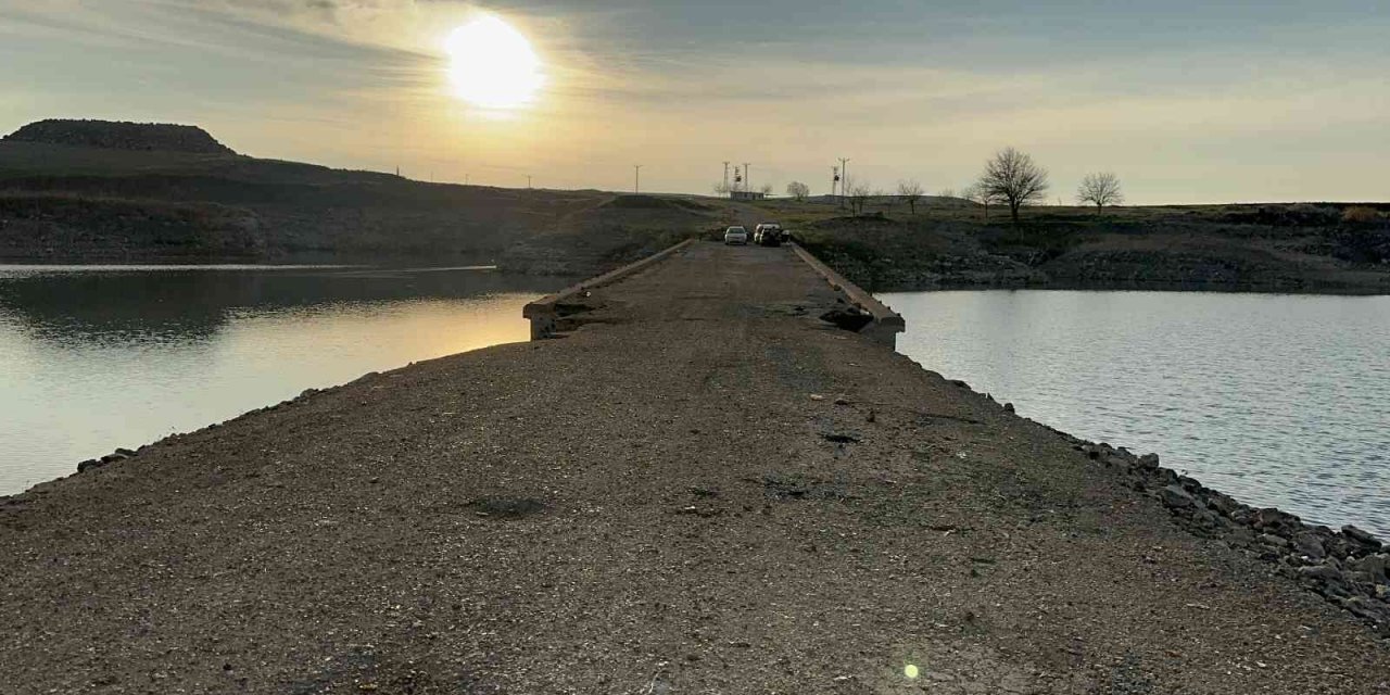 Sular çekilince tarihi köprü gün yüzüne çıktı