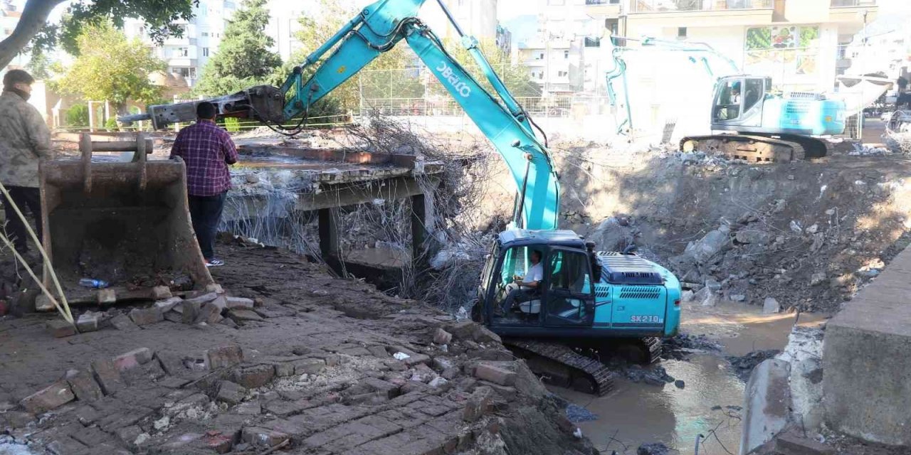 Sele sebep olarak gösterilen Gavur Deresi’ndeki köprüye yıkım kararı