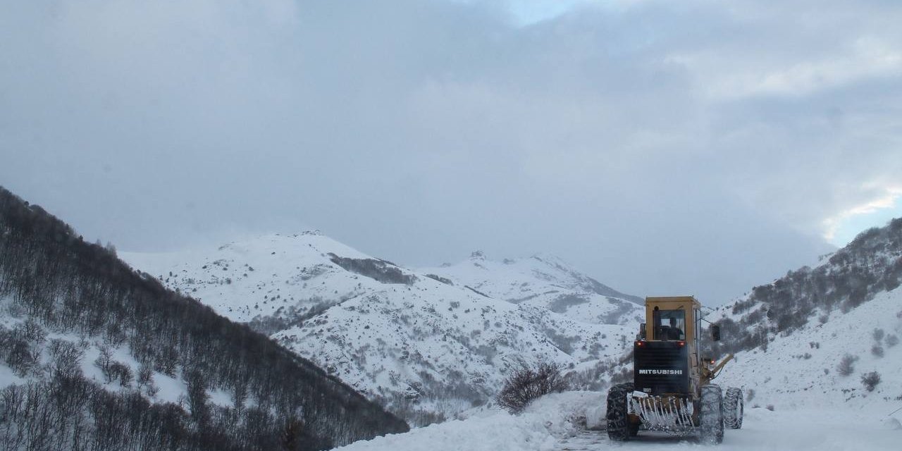 Bayburt’un yüksek kesimlerinde karla mücadele