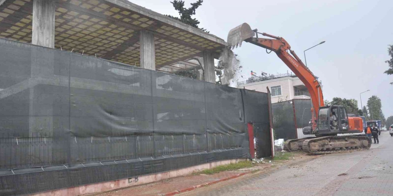 Çukurova’da kaçak yapılar yıkıldı