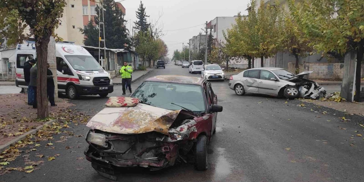 İki otomobil çarpıştı: 4 yaralı