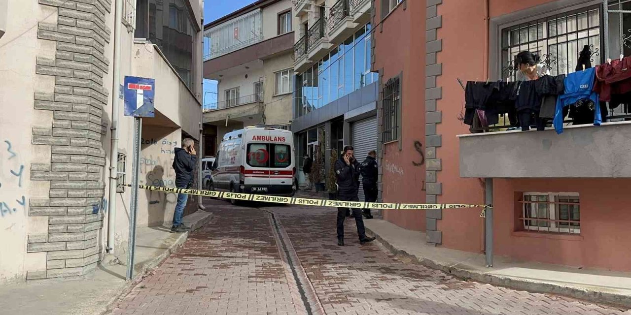 Apart otelde biri kadın iki gencin cesedi bulundu