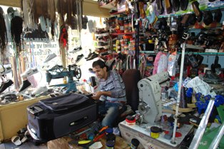 Eskiyen deri eşyaları tamir ediyor