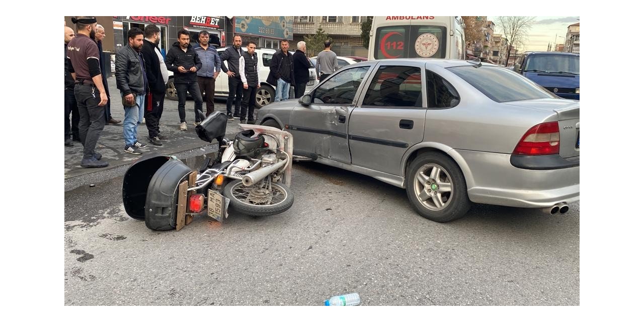 Motosiklet, otomobile çarptı: 1 yaralı
