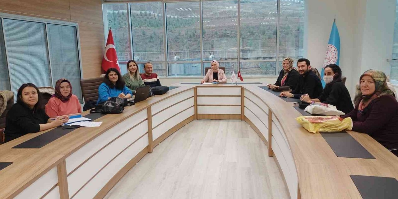 Gönüllü öğretmenler özel gereksinimli öğrenciler için kitapları seslendiriyor