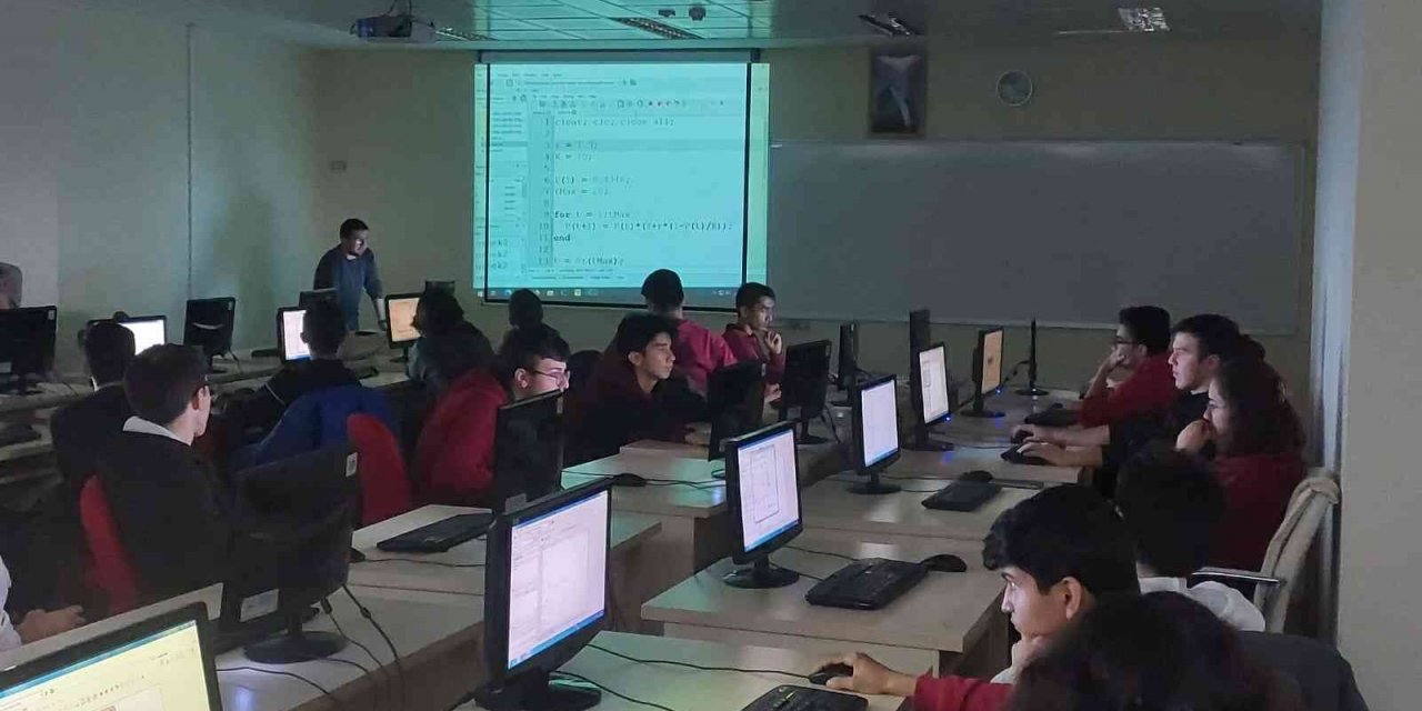 Lise öğrencilerine dinamik matematik yazılımı eğitimi