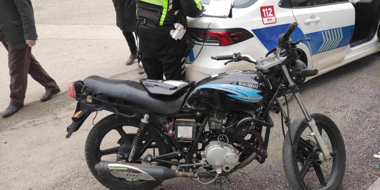 Motosiklet ile otomobil çarpıştı: 1 yaralı