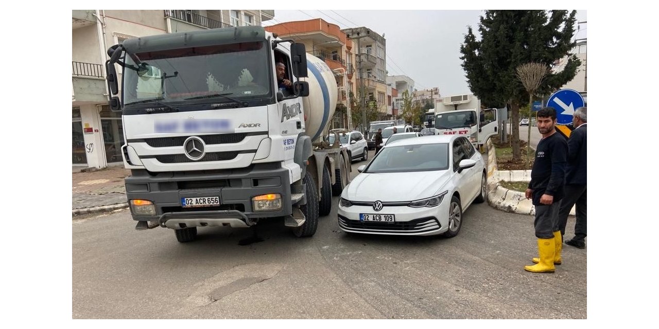 Otomobil ile beton mikseri çarpıştı: 1 yaralı