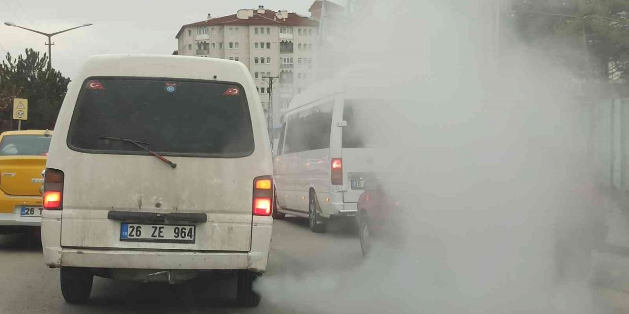 Yoğun duman yayan minibüsün yanındaki araçlar adeta kayboldu