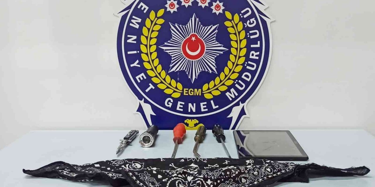 7 ayrı okuldan yaklaşık 58 bin lira değerinde malzeme ve para çalan şahıs kamerada