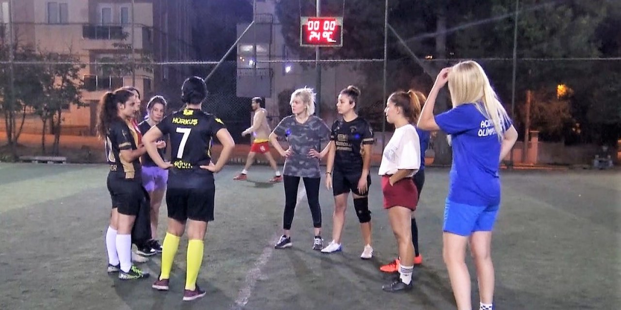 Kadınlar günde değil, halı sahada buluşuyor