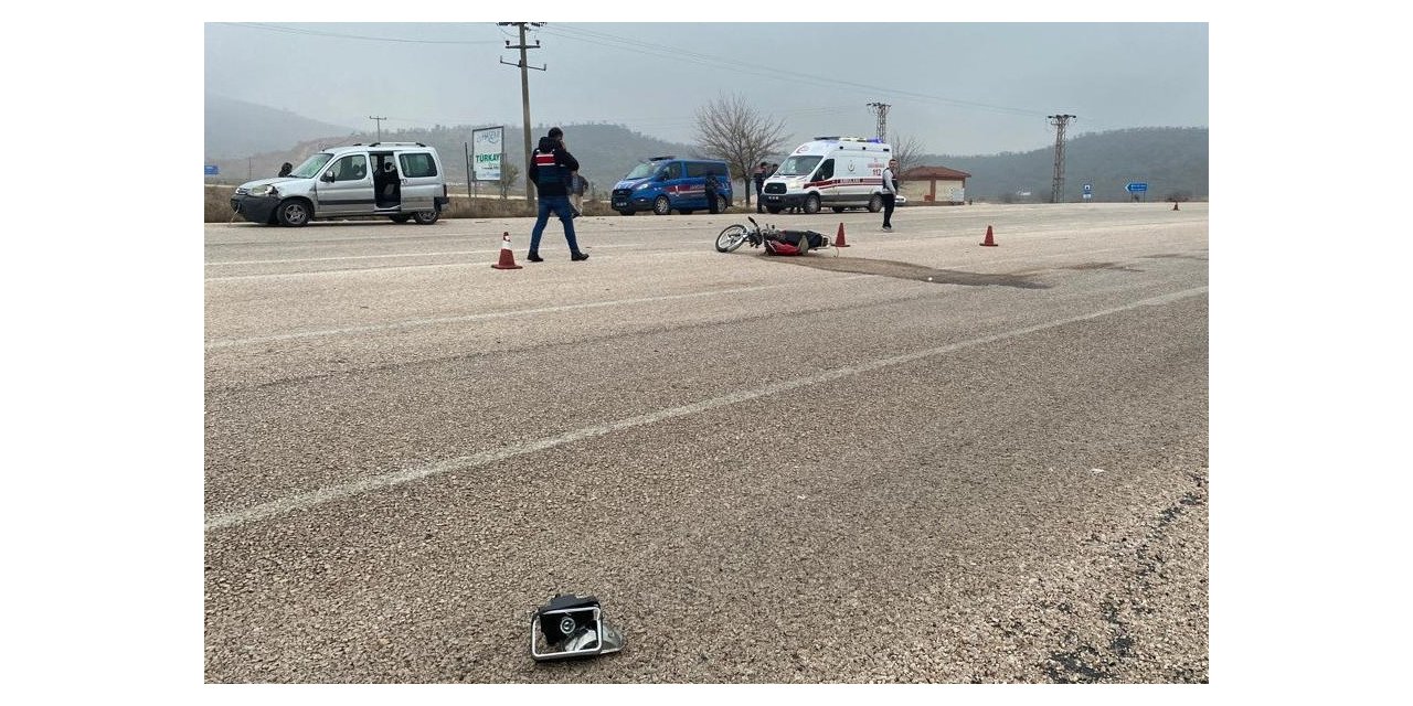 Hafif ticari araç ile motosiklet çarpıştı: 2 yaralı