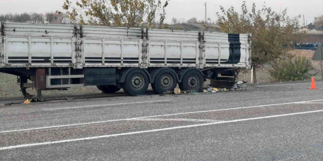 Seyir halindeki tır alev yandı