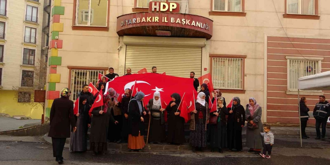 HDP önündeki aileler bombalı saldırıyı kınadı