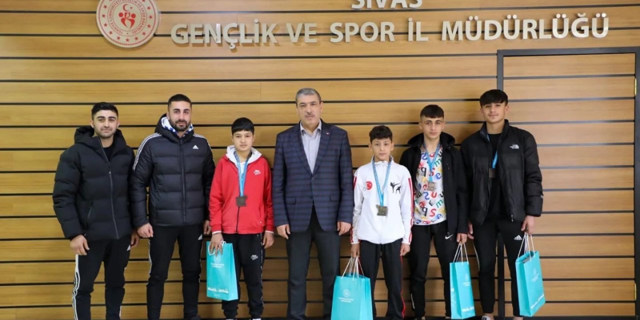 Başarılı sporcular ödüllendirildi