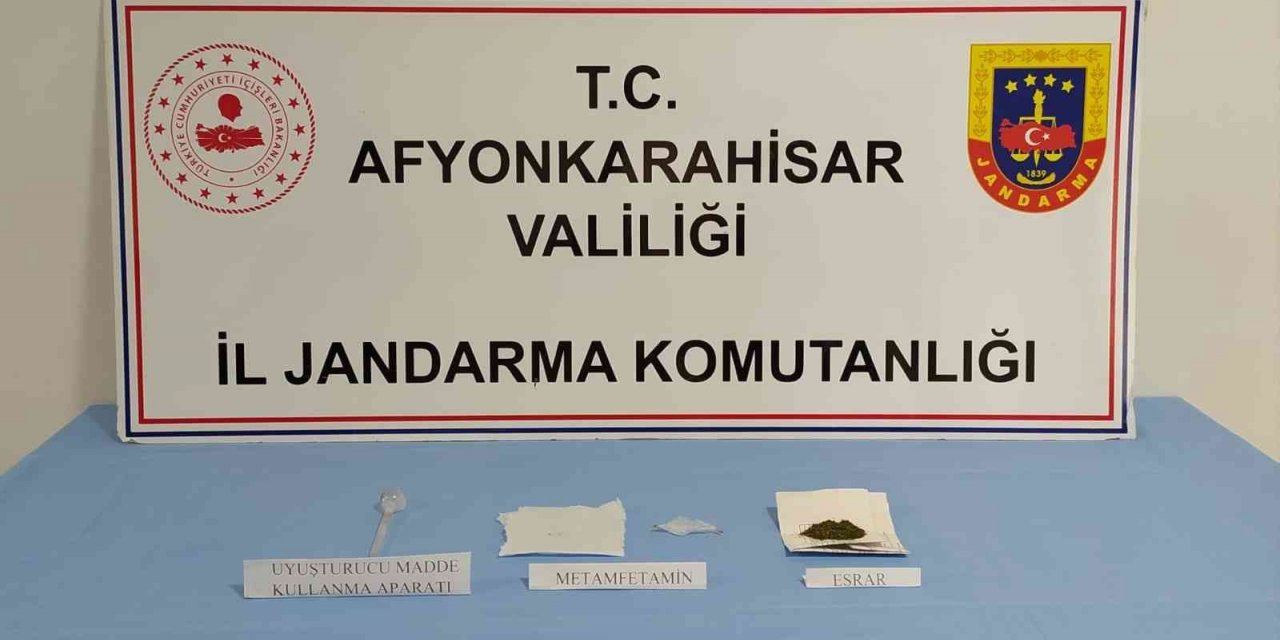 Park halinde duran otomobilden uyuşturucu çıktı