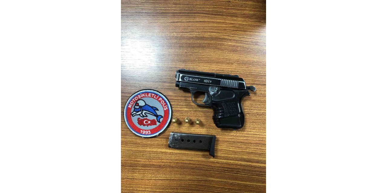 Motosikletli polis timleri ruhsatsız tabancalar ele geçirdi