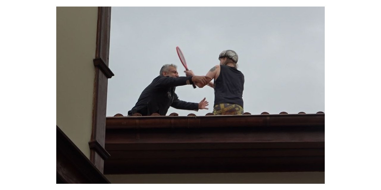 Apart işletmecisinin 2.5 yıldır yüzünü görmediği turist çatıdan çıktı