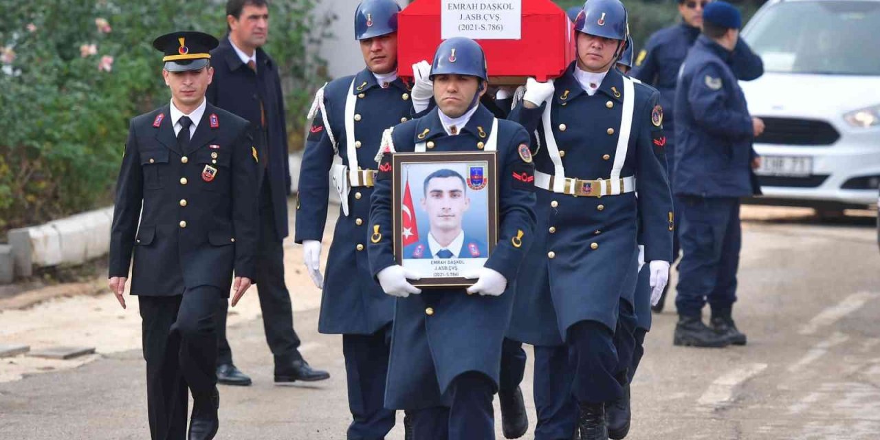 Trafik kazasında hayatını kaybeden askerin naaşı memleketine uğurlandı