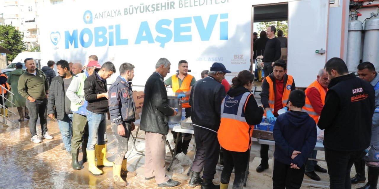 Kumluca’da gıda ve eşya temini ile hasar tespitleri yapılıyor