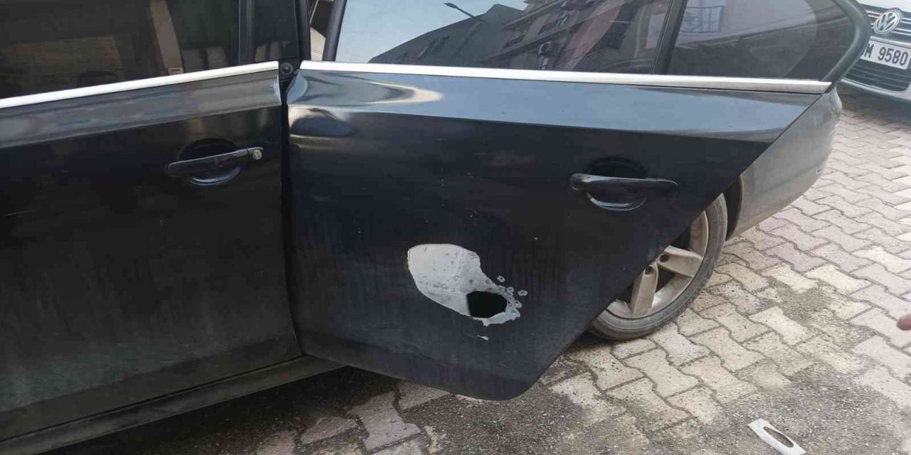 Park halindeki otomobile ateş açıldı