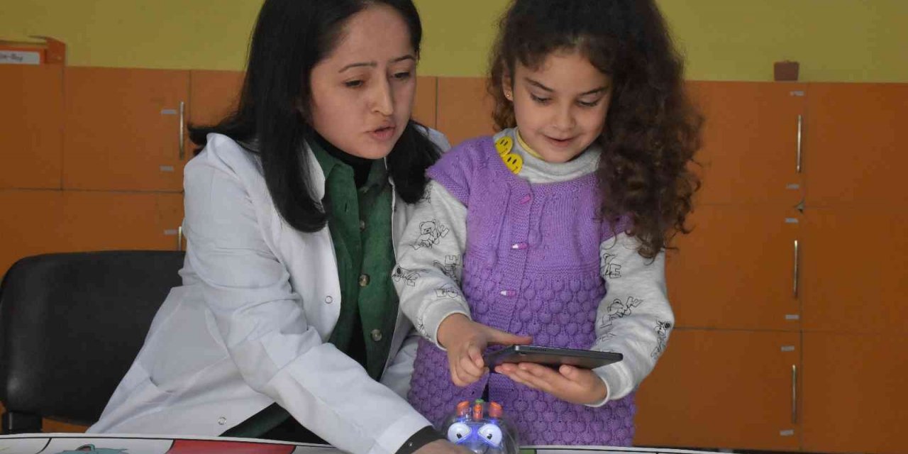 Anaokulu öğrencileri robotik kodlama öğreniyor