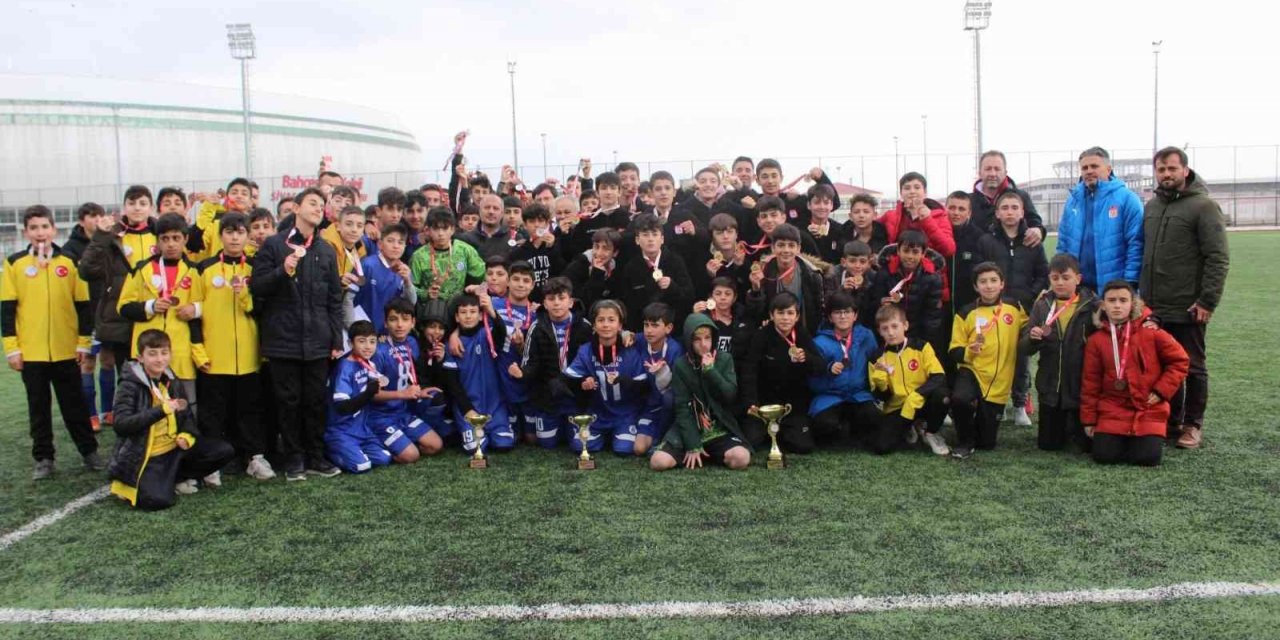 Okullar arası futbolda şampiyonlar belli oldu