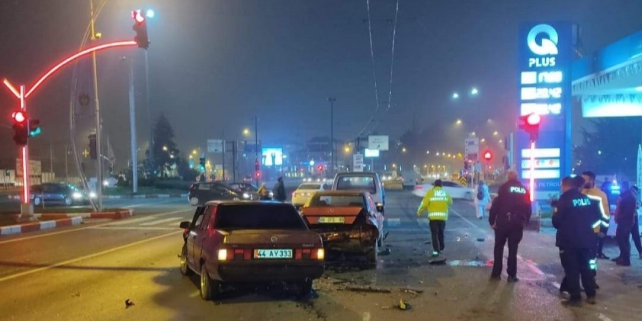 Kırmızı ışıkta zincirleme kaza: 2 yaralı