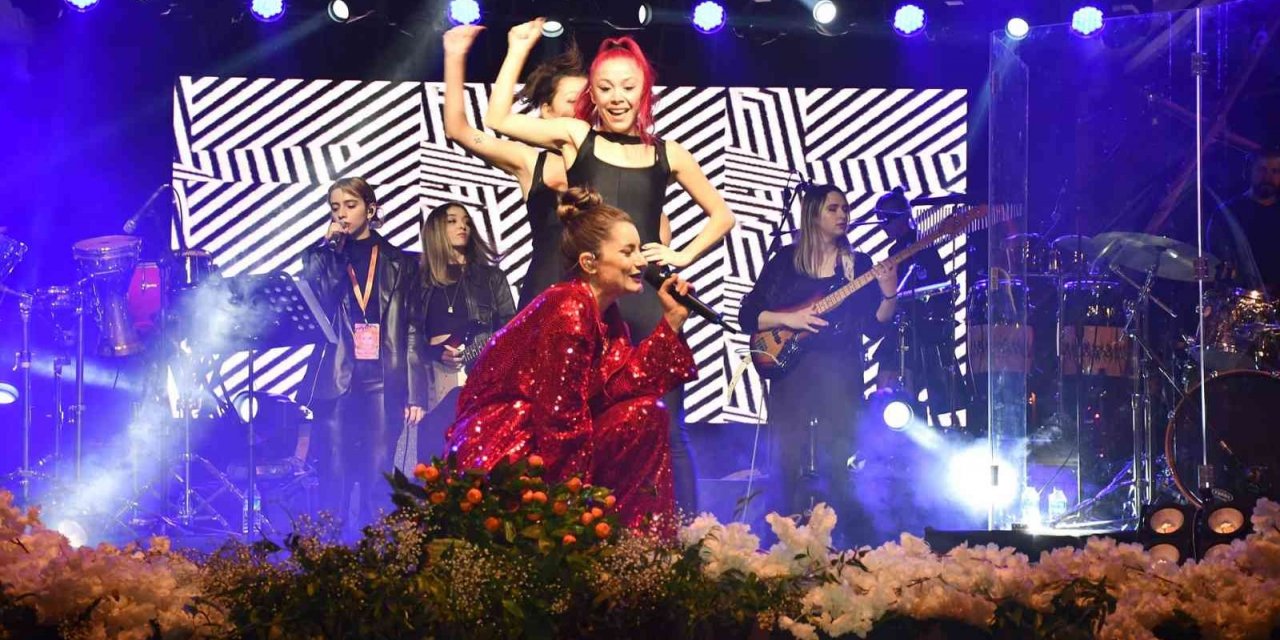 Sanatçı Atiye, Dörtyol’da açık hava konseri verdi