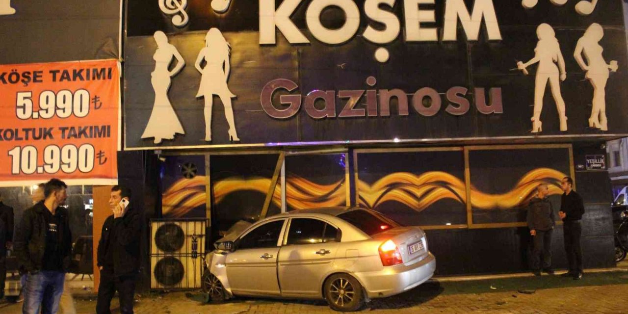 Ehliyetsiz sürücünün çarptığı araç gazinoya girdi: 5 yaralı